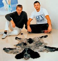 Majitelia galérie Viktor Frešo (vpravo, 33) a Martin Sedlák (28) s preparovaným psom.