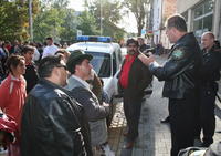 Situáciu na novozámockom námestí upokojovali rómsky vajda (v klobúku) a policajti.