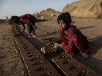 Európska únia pripomenula svoj záväzok odstrániť detskú prácu a chrániť práva detí