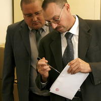 Generálny prokurátor SR Dobroslav Trnka (vpravo) otvára obálku s heslom k Mečiarovmu CD