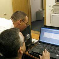 Dobroslav Trnka (vľavo) prezerá obsah CD so zoznamov klientov skrachovaných nebankových subjektov.