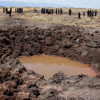 Kráter je 30 m široký a 6 m hlboký.