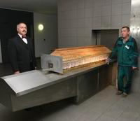 Vedúci krematória Michal Merva (51) a palič Vladimír Hubík (59) krátko pred uložením stotisícej rakvy do kremačnej pece