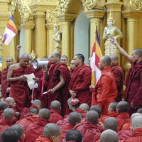 V Rangúne vyšlo v pondelok a v utorok do ulíc pod vedením budhistických mníchov približne 100 000 ľudí.
