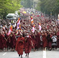Varovania prichádzajú po tom, ako budhistickí mnísi v pondelok viedli demonštráciu viac ako 100-tisíc ľudí ulicami Rangúnu.