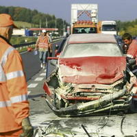 Zdemolovaná felícia po náraze do kolóny.