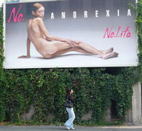 Olivier Toscani šokuje Taliansko fotografiou nahej anorektičky.