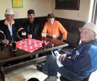 „Tieňová vláda“ si vystačila s miestnym pohostinským zariadením. Zľava 