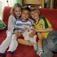 Po návrate domov na Dária (v strede) čakali brat Nikolas (9) a sestrička Sofia (7).