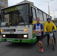 Pár sekúnd pred štartom: bežec Zdeno Belko, cyklista Ondrej Turis a autobus MHD