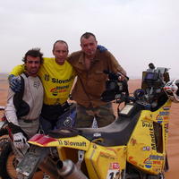 Rasťo Ekkert (vpravo) s jazdcami Jaroslavom Katriňákom (v strede) a Ivanom Jakešom (vľavo).