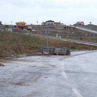 Tento úsek cesty vedie cez časti cudzích pozemkov. V pozadí Mečiarova vila.