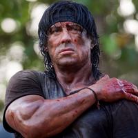 Sylvester Stallone ako filmový Rambo.