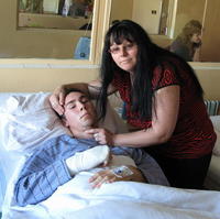 Zranený Jozef (16) s matkou Alenou (37) v nemocnici