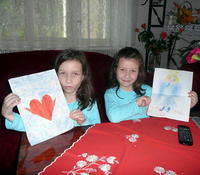 Andrejka (vľavo) nakreslila pre chlapcov veľké srdce, Lucka anjela. Obe si prajú, aby sa chlapci uzdravili.