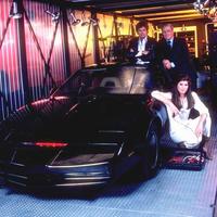 Knight Rider sa dnes radí medzi kultové seriály. Starú zostavu z rokov 1982 - 1986: Davida Hasselhoffa, Edwarda Mulhara a Patriciu McPherson - nahradí nová - aj s novým autom.