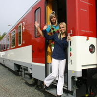 Vagón si obzreli aj (zľava) Ester Ostřišková (20) a Katka Tomanová (18) z Brna.