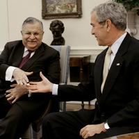 George Bush na stretnutí s irackým prezidentom.