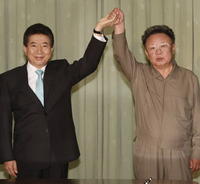 Najvyšší predstavitelia oboch štátov Kim Čong-il a Ro Mu-hjon