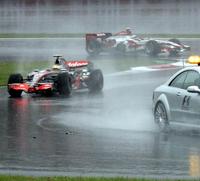 Hamilton za safety car výrazne spomalil a zapríčinil tak haváriu.