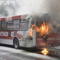 Na Kramároch sa podvečer vznietil autobus na linke číslo 32.