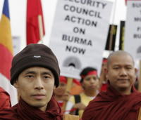 Budhistickí mnísi vyhlásili minulý mesiac bojkot dotácií od vojakov a ich rodinných príslušníkov, následne spustili masové protesty.