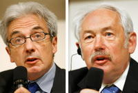 Vpravo nemecký profesor Peter Grünberg a vľavo jeho francúzsky kolega Albert Fert.