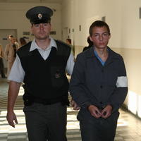 Lukáša na súd priviedol v putách väzenský dozorca.