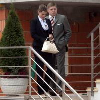 Bez bodyguardov, bez svedkov. Premiér Fico s Ľubicou Končalovou vychádzajú z hotela Antares pod Bratislavským hradom.