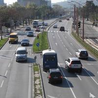 Bratislava, Račianska ulica, 12.00 hod.: Zo 17 áut nesvietili štyri.