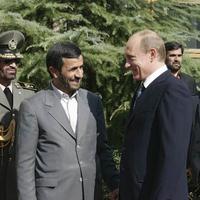Mahmúd Ahmadinedžád na stretnutí s Vladimirom Putinom.