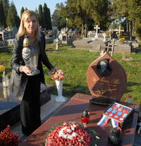 „Z pomníka ukradli svietnik a vázu,“ hovorí nešťastná vdova Silvia Illéšová (29).