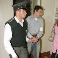 Obžalovaného Jozefa Pieružka (26) priviedli do súdnej siene v putách.