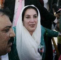 Bývalá pakistanská premiérka po pristátí v Karáčí.