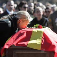 Andriana Budimirová, priateľka zosnulého macedónskeho speváka a balkánskej popovej superhviezdy Toša Proeského, bozkáva jeho rakvu na pohrebe v rodnom meste Kruševo.