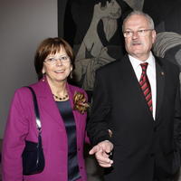 Ivan Gašparovič s manželkou Silviou stoja pred obrazom 