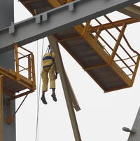 Telo robotníka visí na konštrukcii staveniska po tom, ako sa zrútila časť 100 metrov vysokej a 100 ton vážiacej konštrukcie.