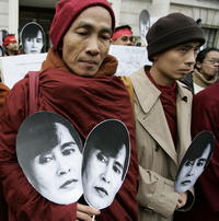 Národnú ligu za demokraciu vedie Aun San Su Ťij, ktorej fotografie držia mnísi.