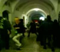 Hromadná a brutálna bitka sa v piatok večer strhla pred diskotékou Fontána v Banskej Bystrici
