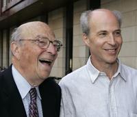 Arthur Kornberg (vľavo) so synom Rogerom, ktorý je taktiež držiteľom Nobelovej ceny.