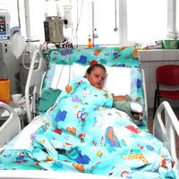 Stav Simonky Markovej (9) sa v banskobystrickej detskej nemocnici pomaly zlepšuje, stále je však vážny.