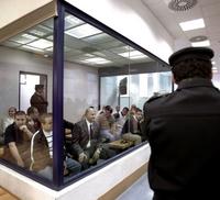 Za sklenenou vitrínou sa nachádzajú obvinení z madridských útokov