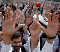 Oponenti prezidenta Mušarráfa pokračujú v protestoch.