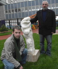 Syn Ladislav takmer rok ležal na oddelení detskej onkológie, teraz pomohol otcovi pri výrobe sochy.