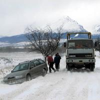 Pod Tatrami sťažovali vodičom cestu snehové záveje a jazyky.