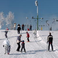 Lyžiarske stredisko na Donovaloch zaplavili tisícky lyžiarov.