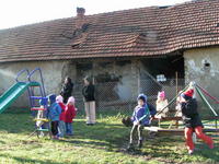 Učiteľky stoja pri plote ako bezpečnostná služba. Deti pri hre musia strážiť aj chrániť.