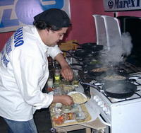 Kuchár Mimo pri varení jedál na svoj prvý svetový rekord.