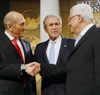 George Bush na stretnutí s Ehudom Olmertom (vľavo) a Mahmúdom Abbásom (vpravo).