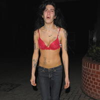 Speváčka Amy Winehouse behala v zúfalstve polonahá po Londýne.